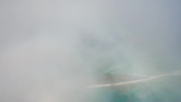 하늘의 구름에서 나오는 스타데갈로 정찰기 — 비디오
