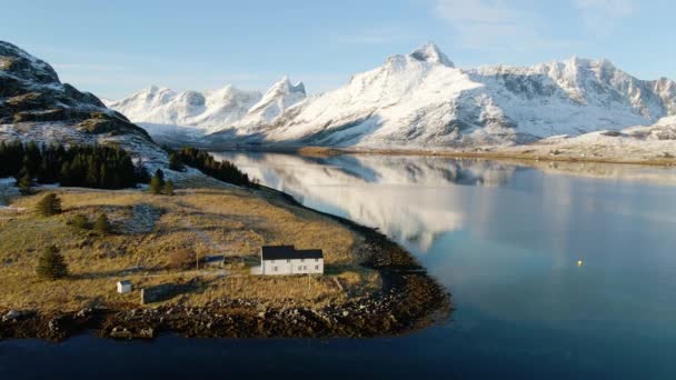 Widok Lotu Ptaka Zatokę Domem Lustro Zaśnieżone Góry Lofoten Norwegia — Wideo stockowe