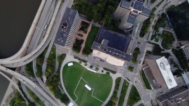 米国ピッツバーグのダウンタウンの建物の上空からの眺め トップダウン ドローンショット — ストック動画