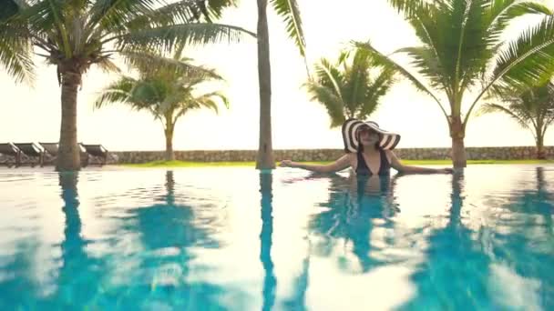 Экзотическая Женщина Фешенебельном Paradise Swift Pool Пальмовые Деревья Роскошном Отеле — стоковое видео