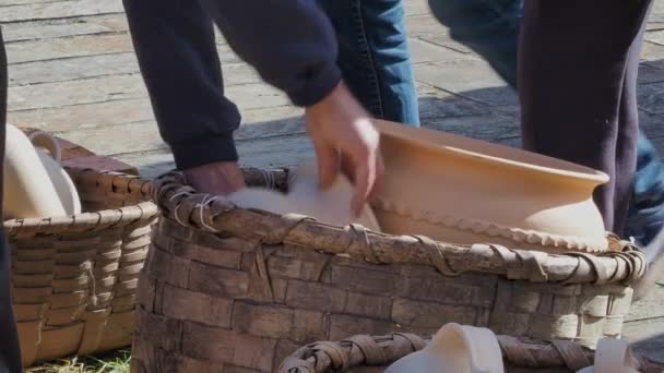 Close Mensenhanden Die Stukjes Aardewerk Een Houten Mandje Leggen Vervoeren — Stockvideo