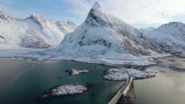 Luchtfoto Fredvang Brug Met Volandstind Berg Achtergrond Winterdag Flakstadoya Lofoten — Stockvideo