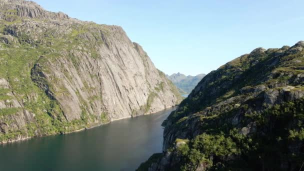 ノルウェーの険しい山の狭い間のボートの空中ビュー ドローン撮影 — ストック動画