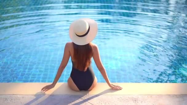 Tył Kobiety Idealna Figura Ciała Siedzi Krawędzi Basenu Stroju Kąpielowym — Wideo stockowe