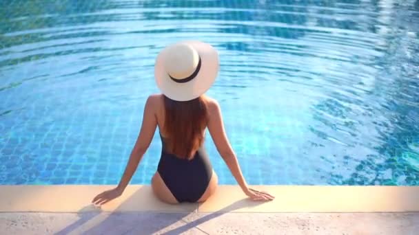 Parte Trás Mulher Com Corpo Perfeito Figura Sentada Borda Piscina — Vídeo de Stock