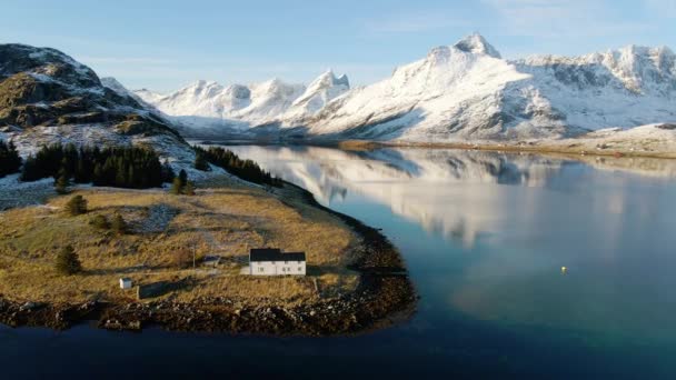 Vista Aérea Alrededor Fiordo Reflectante Nevado Invierno Soleado Lofoten Noruega — Vídeos de Stock