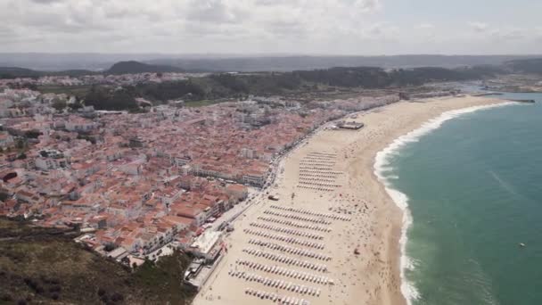 Vista Aérea Circular Amplia Playa Nazar Portugal Movimiento Lento — Vídeo de stock