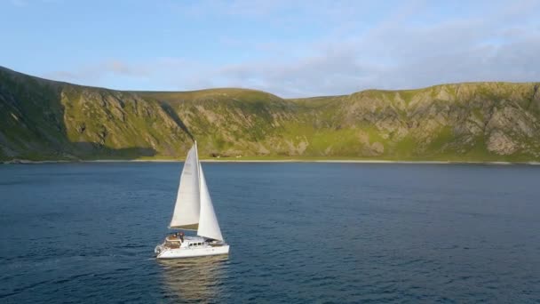 Letecký Pohled Kolem Katamaránu Plachtění Pobřeží Lofoten Sluncem Hory Pozadí — Stock video