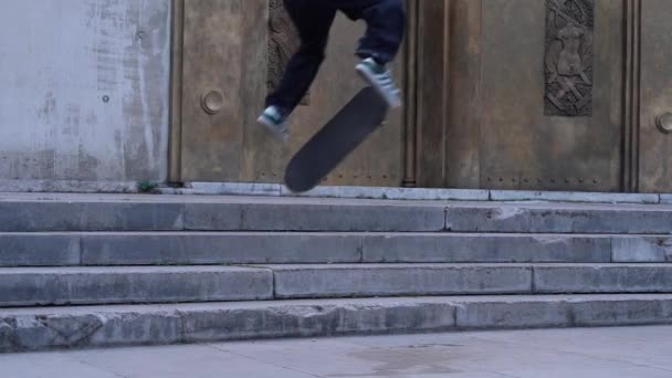 Skateboarding Heelflip Trick Homem Skate Longo Das Escadas Estática — Vídeo de Stock