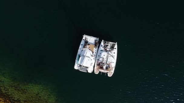 Vista Aérea Sobre Dos Catamaranes Atracados Juntos Cerca Orilla Noruega — Vídeo de stock