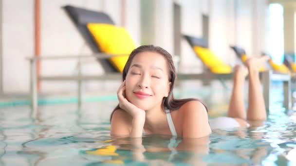 Aantrekkelijk Heet Aziatisch Vrouw Liggend Haar Buik Ondiep Zwembad Water — Stockvideo