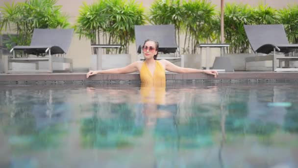 수영을 하다가 매력을 여자가 리조트 수영장 기울이고 — 비디오