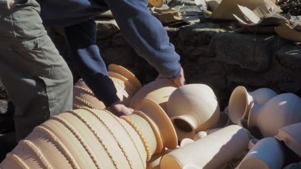 Primer Plano Las Manos Hombre Colocando Jarrones Cerámica Horno Piedra — Vídeos de Stock