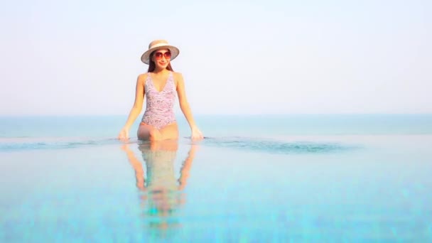 Mujer Asiática Salpicadura Agua Con Las Manos Piscina Infinita Azotea — Vídeos de Stock