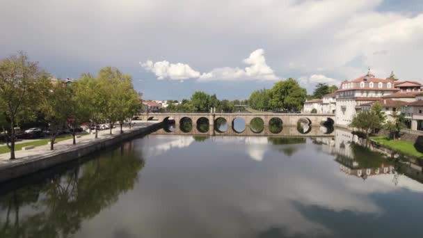 Σύννεφα Αντανακλάται Στον Ποταμό Tamega Πτήση Πλησιάζει Ρωμαϊκή Γέφυρα Chaves — Αρχείο Βίντεο