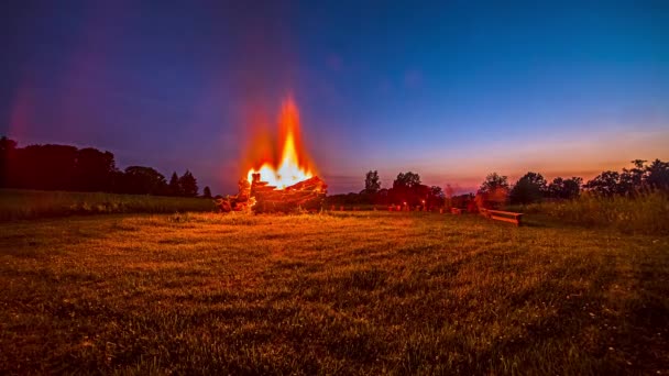 Kırsal Alanda Gün Batımından Sonra Insanların Büyük Paskalya Şenliği Ateşinin — Stok video
