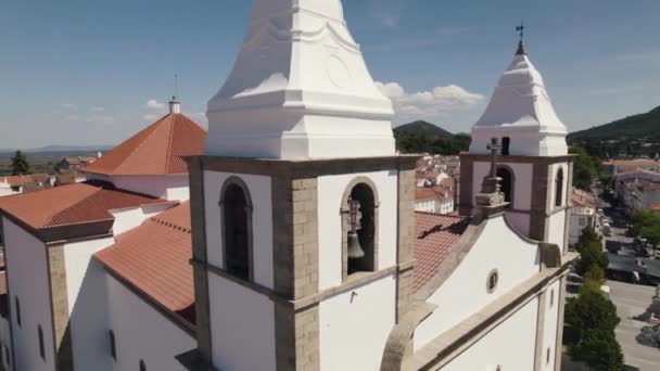 Close Torres Sino Igreja Seu Telhado Vista Circular Aérea Castelo — Vídeo de Stock