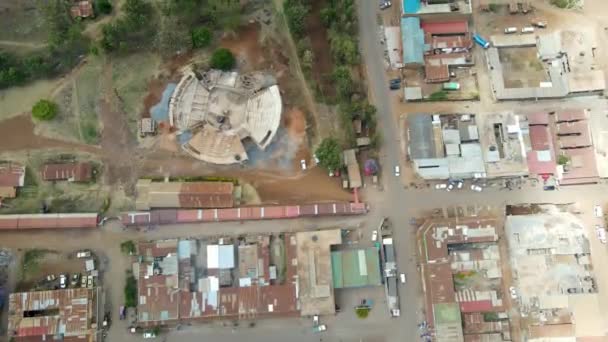 Aérea Arriba Hacia Abajo Sitio Construcción Una Pequeña Ciudad Kenia — Vídeos de Stock