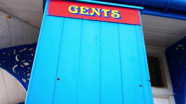 Kleurrijke Blauwe Vintage Houten Heren Toiletdeur Lage Hoek Aan Zee — Stockvideo