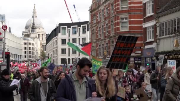 Tausende Menschen Marschieren Anlässlich Des Klimagerechtsgipfels Glasgow Der Pauls Kathedrale — Stockvideo