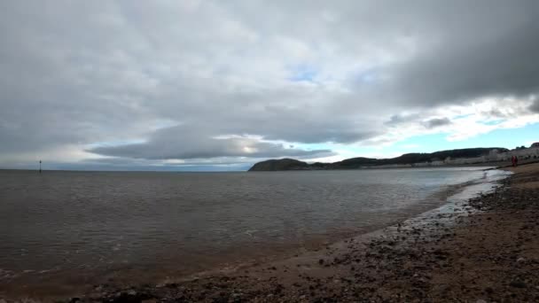 Tiden Går Mörk Stormig Mulen Vågor Tvätta Över Havet Sten — Stockvideo