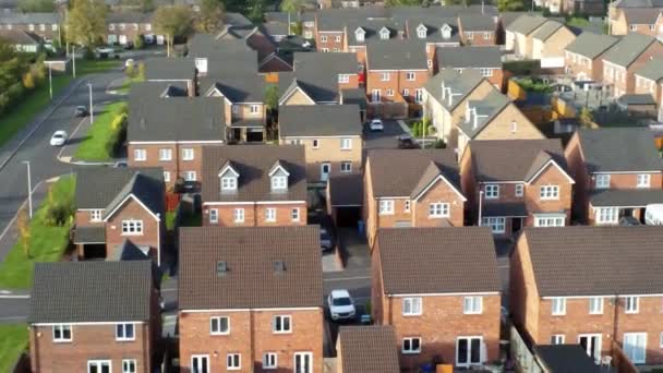 物件のはしご新しい英国の住宅不動産の空中ビュー屋根を見下ろすゆっくりと右ショット — ストック動画