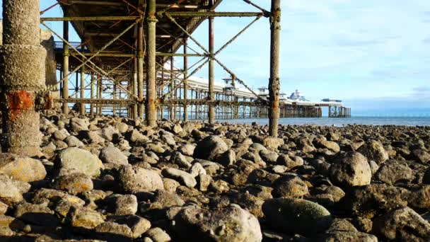 Κάτω Από Φθαρμένο Φθαρμένο Llandudno Πυλώνες Στήριξης Προβλήτα Ορόσημο Χαμηλή — Αρχείο Βίντεο