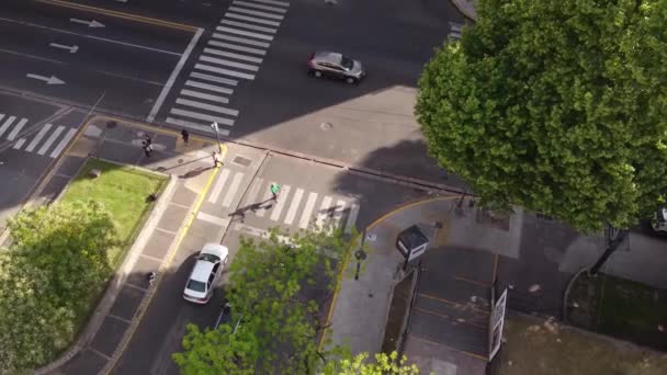 Freestyle Fußballer Zeigt Tricks Auf Der Straße Von Buenos Aires — Stockvideo