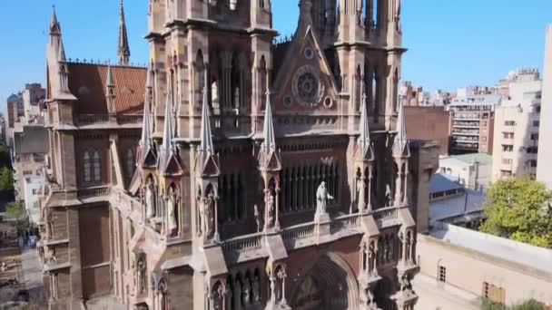 电影的空中底座被拍摄下来 捕捉了标志性的大教堂哥特式建筑 卡普契诺斯教堂 耶稣的圣心 揭示了市中心高密度 人口过剩的城市景观 — 图库视频影像