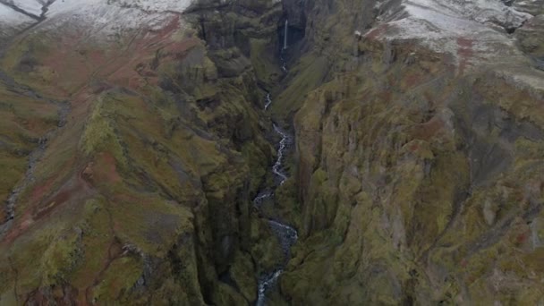 Vista Aérea Profundo Cañón Paisaje Ártico Islandia Drone Volando Sobre — Vídeo de stock