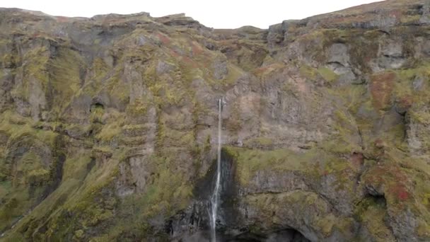 Luftaufnahme Eines Wunderschönen Wasserfalls Arktischer Landschaft Drohnenblick Auf Einen Schmalen — Stockvideo