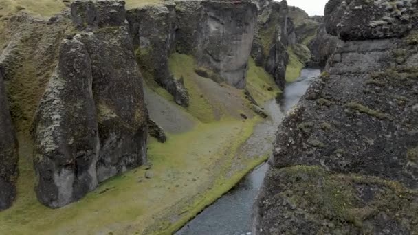Drone Baixa Altitude Voando Para Frente Dentro Desfiladeiro Islândia Uma — Vídeo de Stock