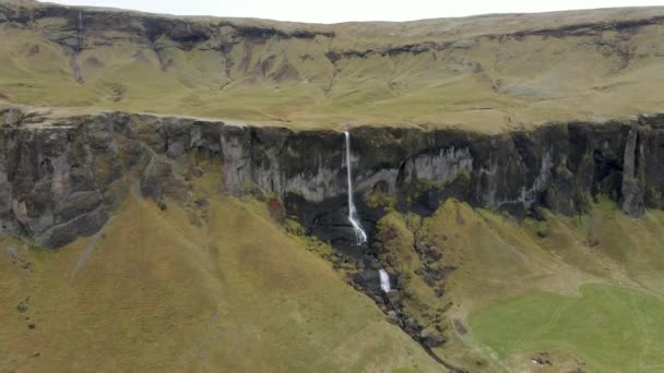 北極の風景の中に美しい滝の空中ビュー アイスランドの滝の近くを飛ぶドローン — ストック動画