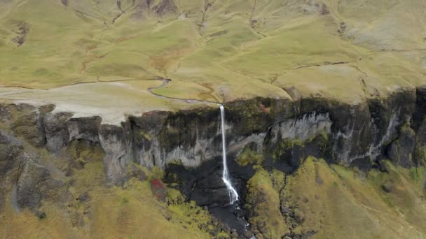 Flygfoto Över Ett Vackert Vattenfall Arktiskt Landskap Drone Flyger Upp — Stockvideo