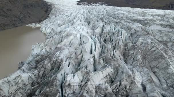 Vuelo Con Drones Baja Altitud Sobre Crestas Glaciares Una Laguna — Vídeos de Stock