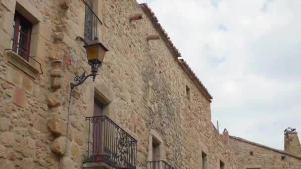 Medieval Cobblestone Architecture Balcony Old Street Lamp Wide Shot — Stock Video