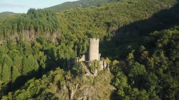 Defensieve Torenruïnes Verdant Mountain Ridge Ardeche Frankrijk Drone Orbitaal — Stockvideo