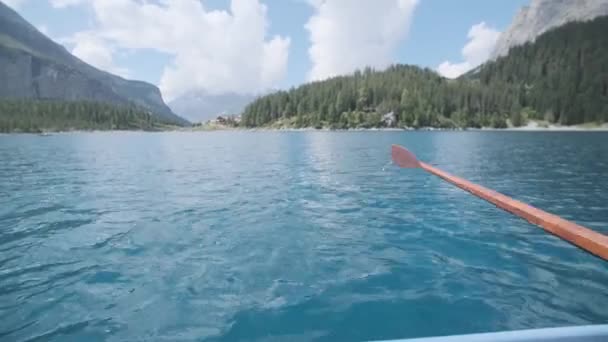 瑞士Oeschinen山湖中的褐桨划船 — 图库视频影像