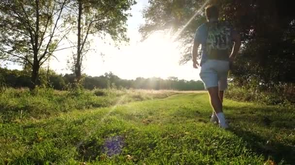 Záběr Muže Odcházejícího Kamery Stezce Vedle Řeky Maremeck Missouri — Stock video