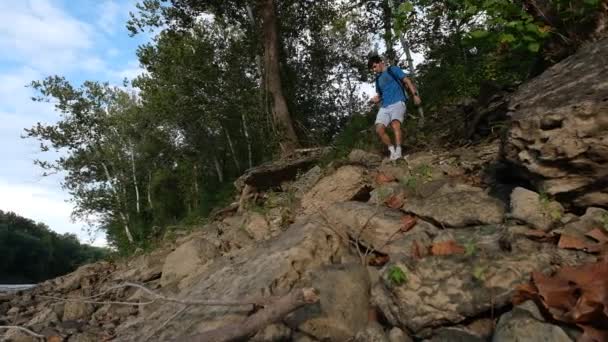 Vista Panorámica Hombre Caminando Por Sendero Junto Río Maremeck Missouri — Vídeo de stock