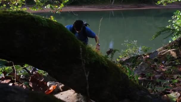 Pan Tiro Homem Caminhando Uma Trilha Lado Rio Maremeck Missouri — Vídeo de Stock