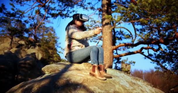 Mujer Japonesa Mirando Las Montañas Con Auriculares Realidad Virtual Disfrutando — Vídeo de stock