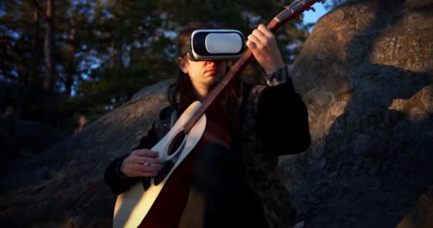 Hombre Tocando Guitarra Con Gafas Bosque Atardecer Tipo Toca Guitarra — Vídeo de stock