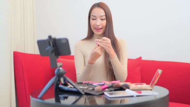 Молода Азіатська Жіночий Відео Блог Про Косметику Продукти Показують Помаду — стокове відео