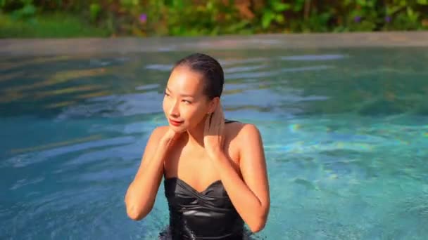 一名性感女子在游泳池里的特写镜头 在她离开游泳池时抚平湿透的头发 — 图库视频影像