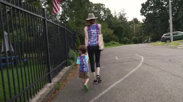 Μαμά Και Γιος Περπατώντας Πίσω Στο Σχολείο Κατά Διάρκεια Coronavirus — Αρχείο Βίντεο
