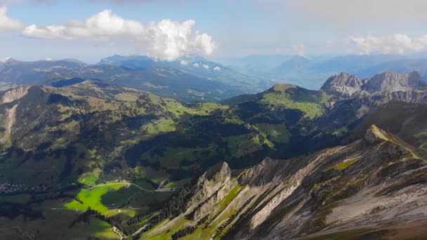 Antenne Bergrücken Und Täler Zwischen Wolken Den Schweizer Alpen — Stockvideo