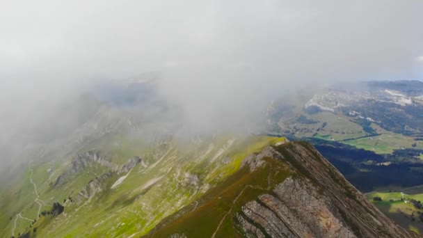 Aerea Cresta Montuosa Tra Nuvole Delle Alpi Svizzere — Video Stock