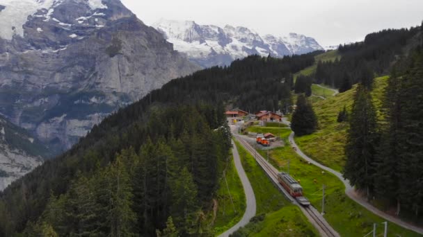 Lotnictwo Mały Pociąg Górski Rejonie Jungfraujoch — Wideo stockowe