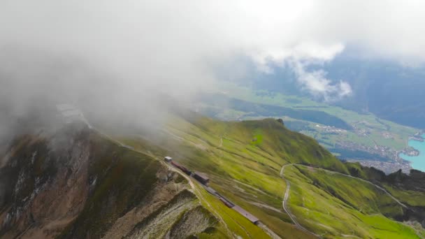 Légi Hegygerinc Között Felhők Svájci Alpokban — Stock videók